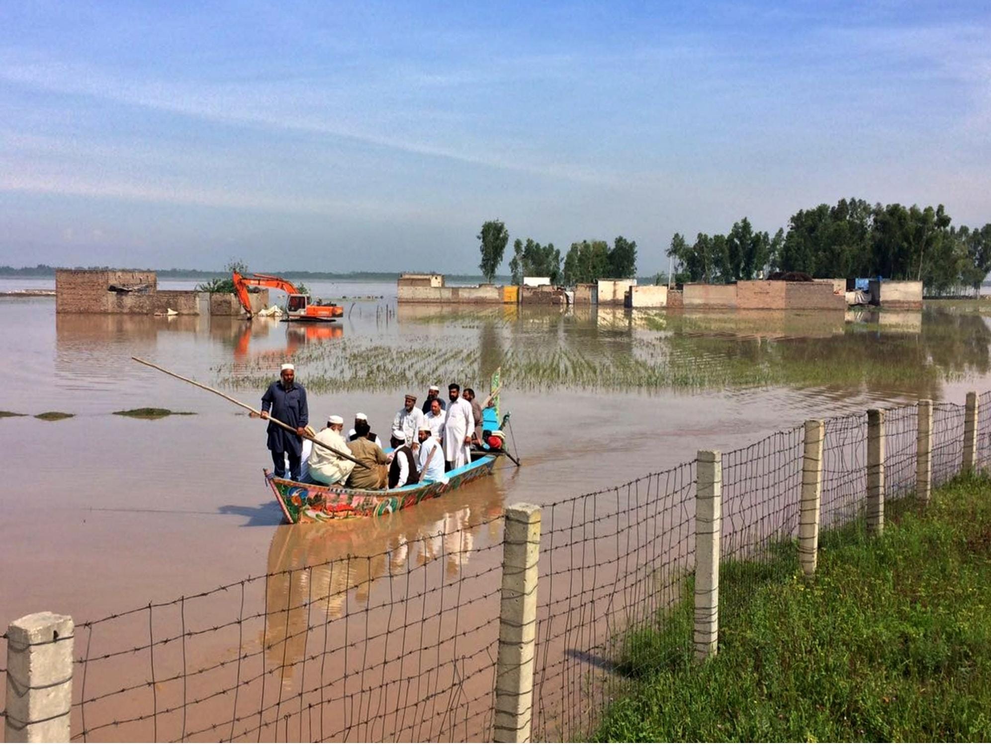 (050416) PAKISTAN-PESHAWAR-FLOOD