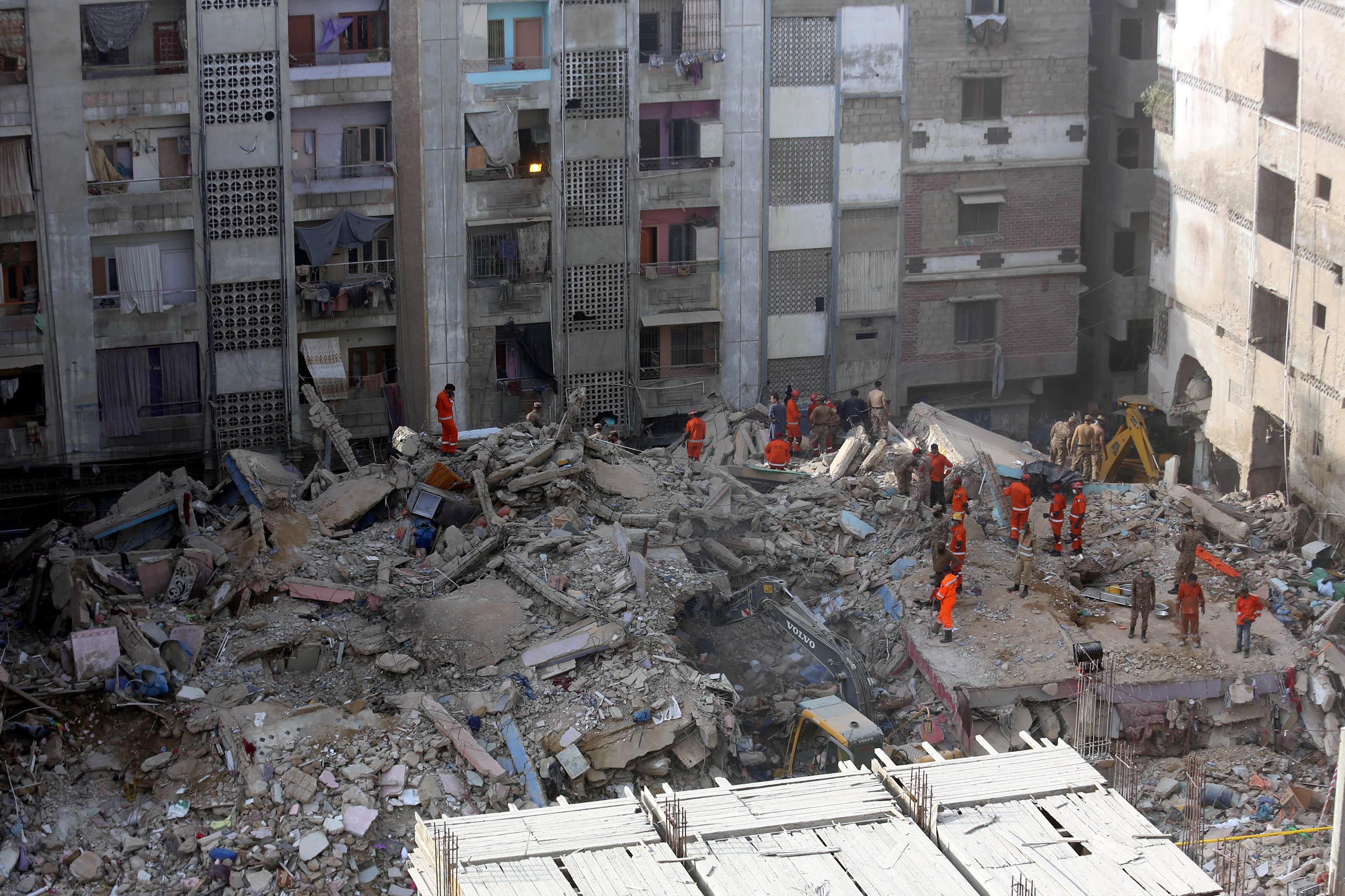 (100620) PAKISTAN-KARACHI-BUILDING-COLLAPSE-DEATH TOLL