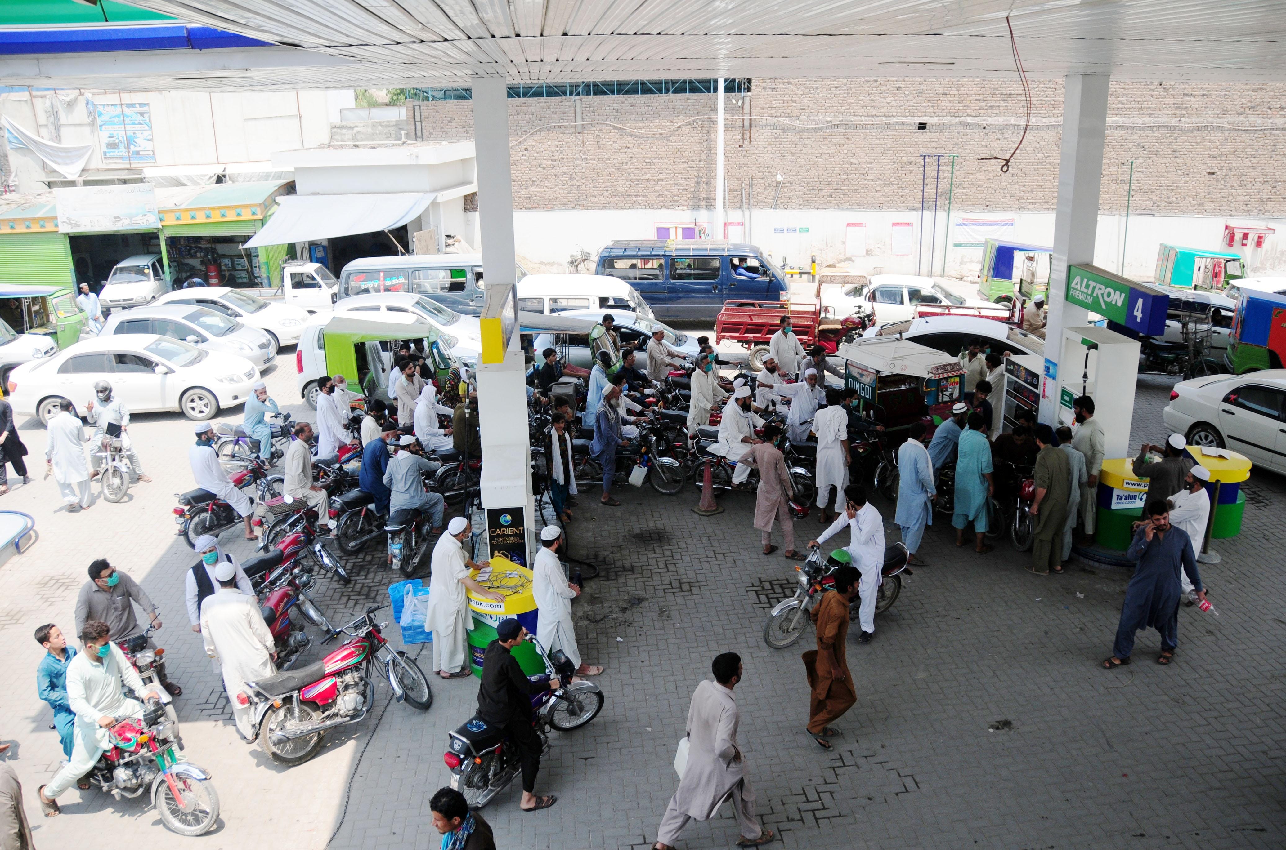 (100620) PAKISTAN-PESHAWAR-FUEL SHORTAGE