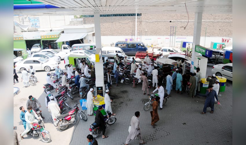 (100620) PAKISTAN-PESHAWAR-FUEL SHORTAGE