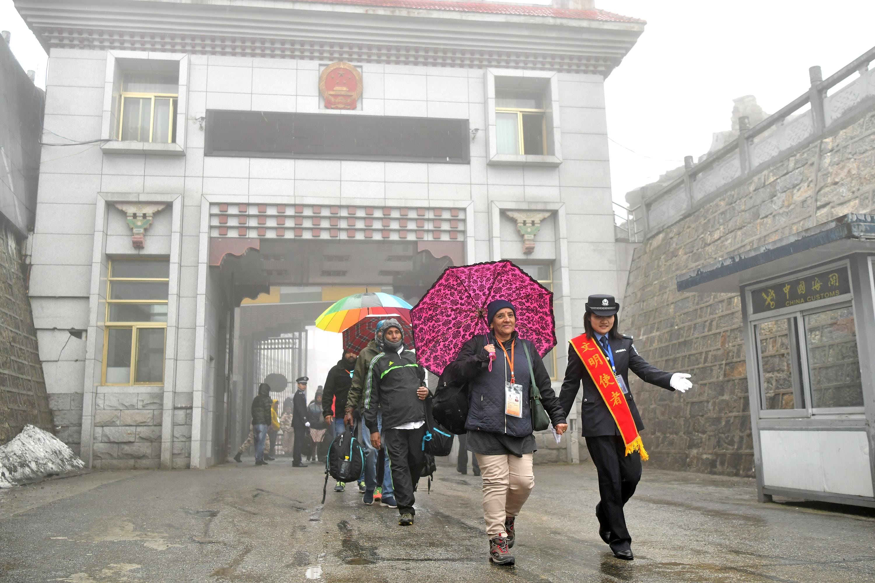 (200619) CHINA-TIBET-NATHU LA PASS-INDIAN PILGRIMS