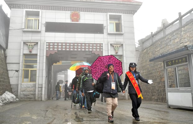(200619) CHINA-TIBET-NATHU LA PASS-INDIAN PILGRIMS