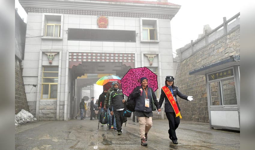 (200619) CHINA-TIBET-NATHU LA PASS-INDIAN PILGRIMS