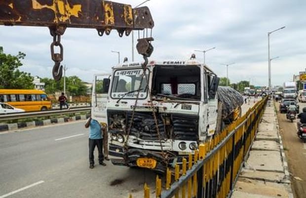 8 killed, 23 injured as pickup van carrying labourers collides with truck in MP