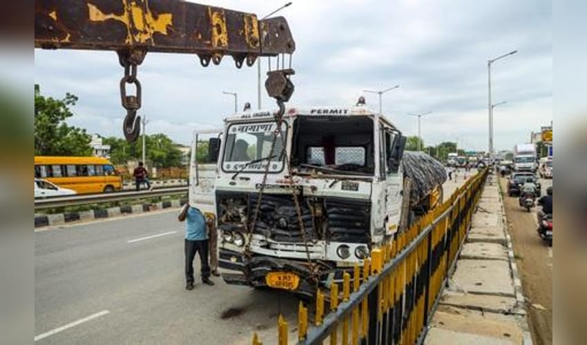 8 killed, 23 injured as pickup van carrying labourers collides with truck in MP