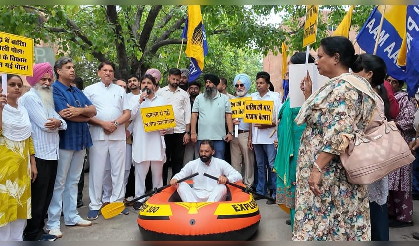 AAP protests over poor drainage, bad roads in Chandigarh