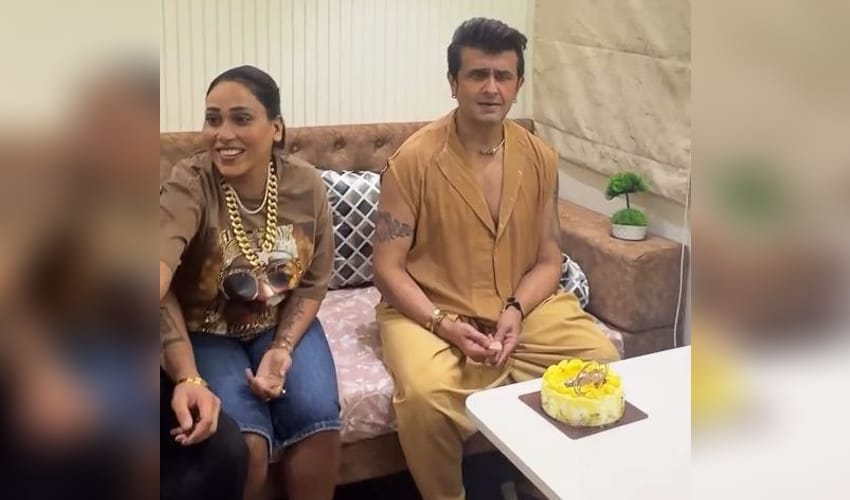 Afsana Khan gets emotional as Sonu Nigam reveals she is the ‘first person ever cut his birthday cake’