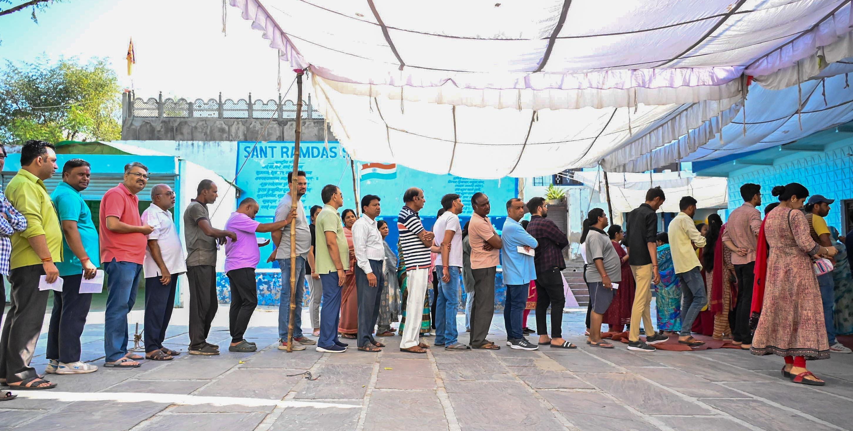 Ajmer:People queue up to vote