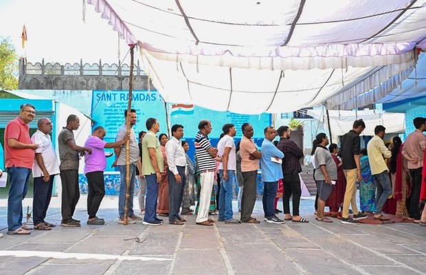 Ajmer:People queue up to vote