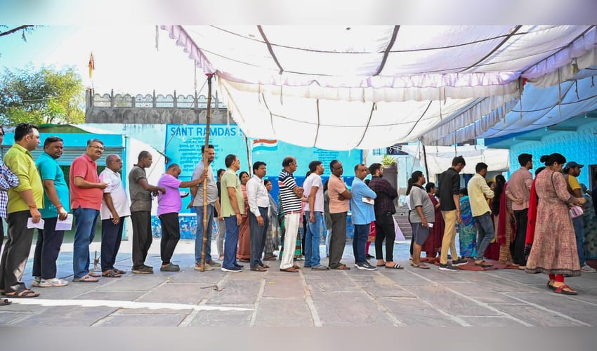 Ajmer:People queue up to vote