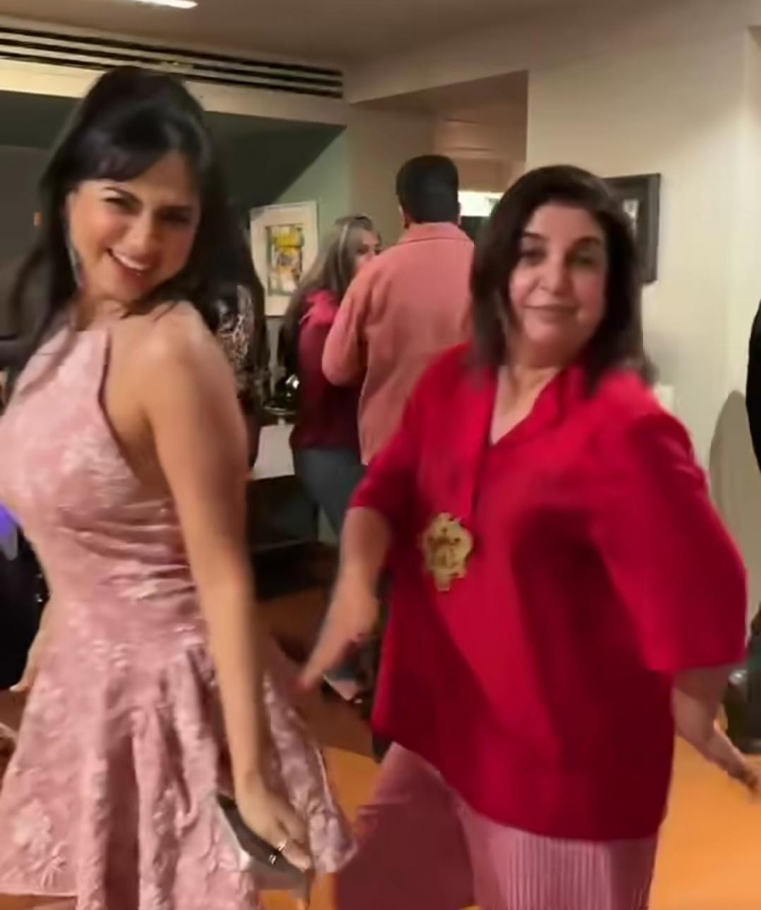 Akanksha Chamola grooves to 'Saat Samundar Paar' with Farah Khan, joins Mouni Roy for 'Kajra Re' at 'Lock Upp' bash