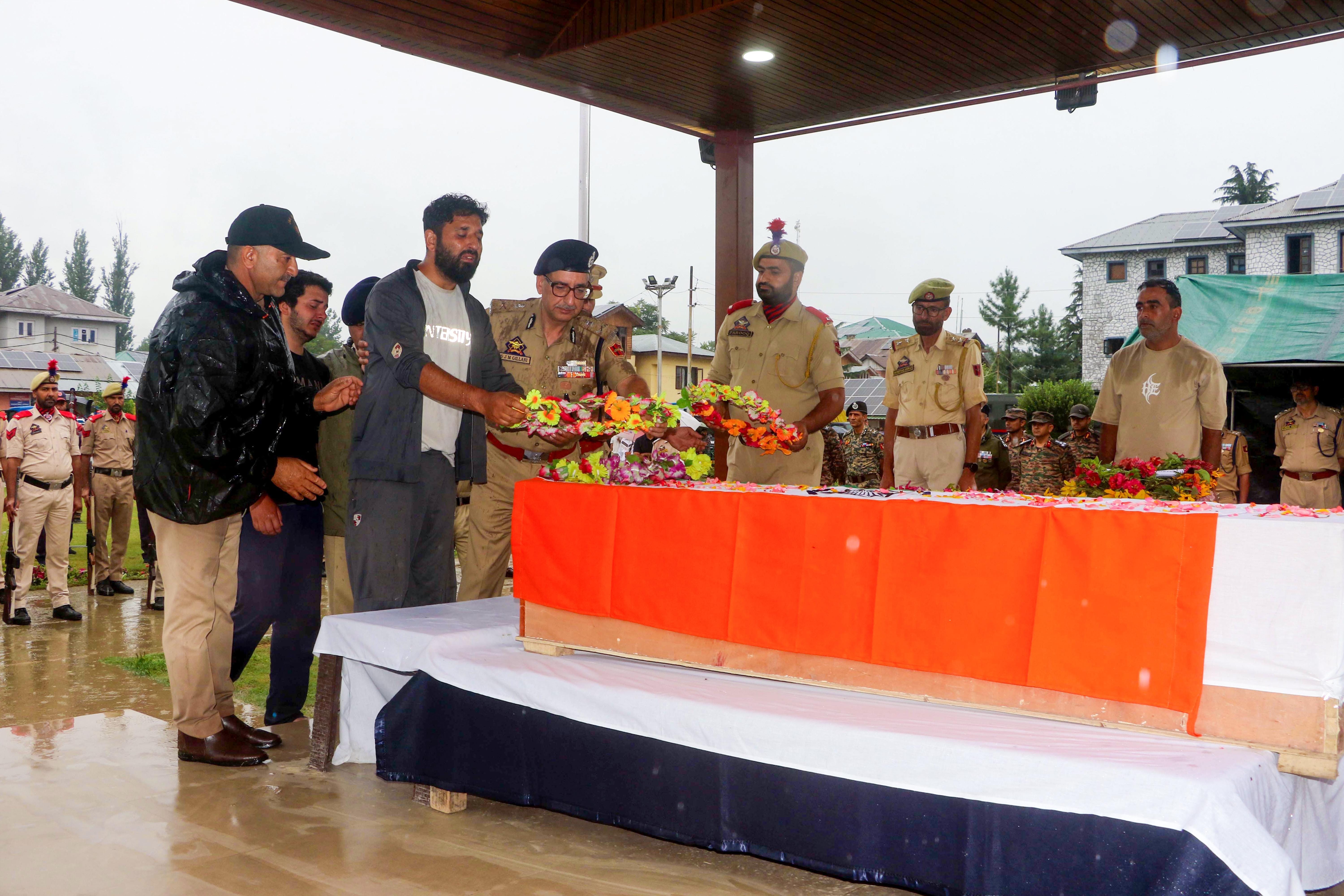 Anantnag: Tributes paid to constable killed in terror attack
