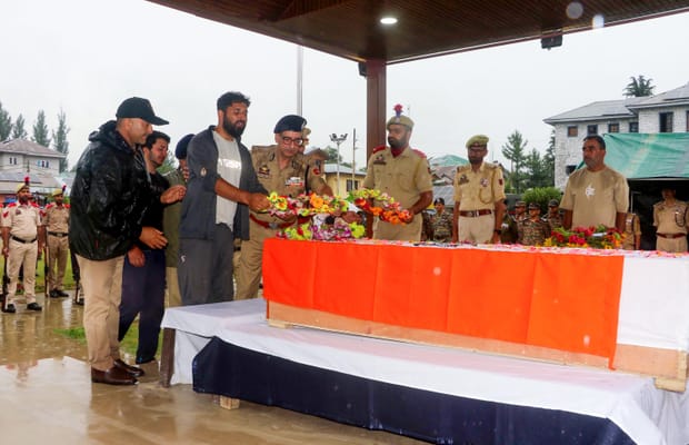 Anantnag: Tributes paid to constable killed in terror attack