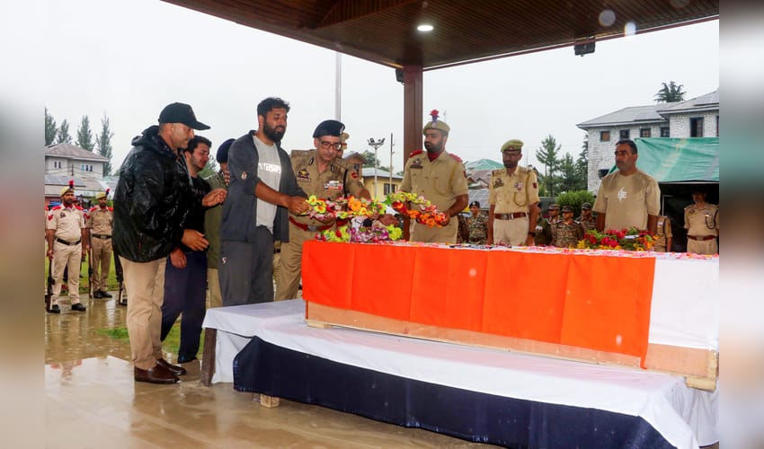 Anantnag: Tributes paid to constable killed in terror attack