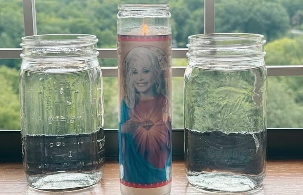 Anne Hathaway pays tribute to Dolly Parton with candle-lit memory