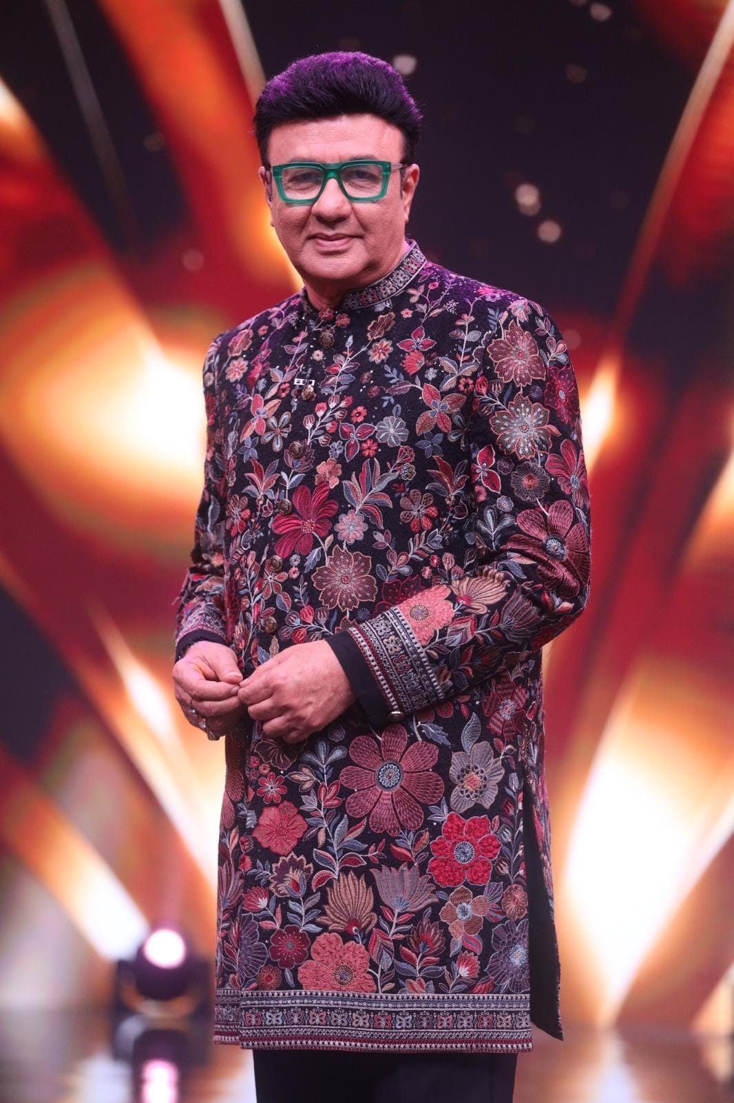 Anu Malik applauds Kumar Sanu for 'Sambhala Hai Maine': 100 chand laga diye 