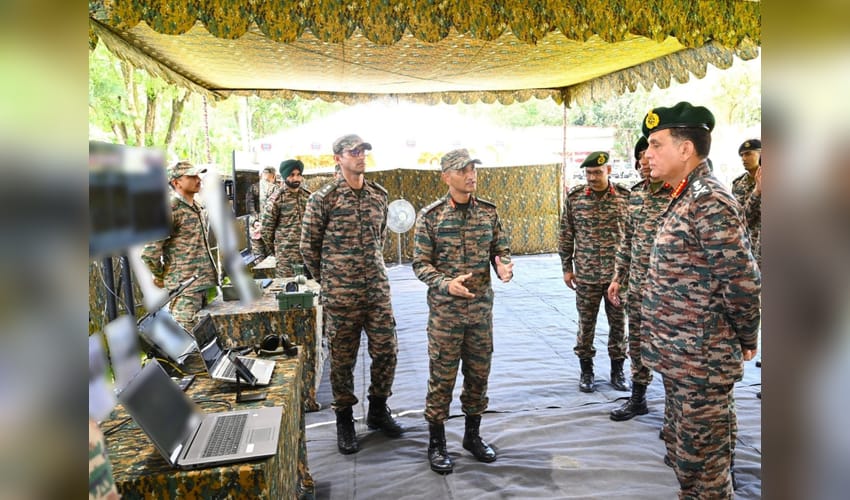 Army Chief reviews Eastern Theatre security, operational preparedness during two-day visit