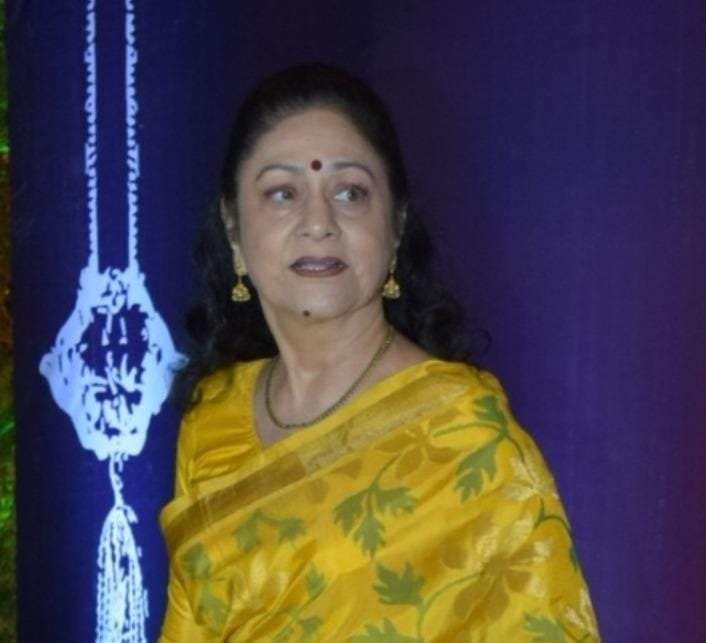 Aruna Irani looks bereaved as she arrives at crematorium for husband Kuku Kohli’s funeral