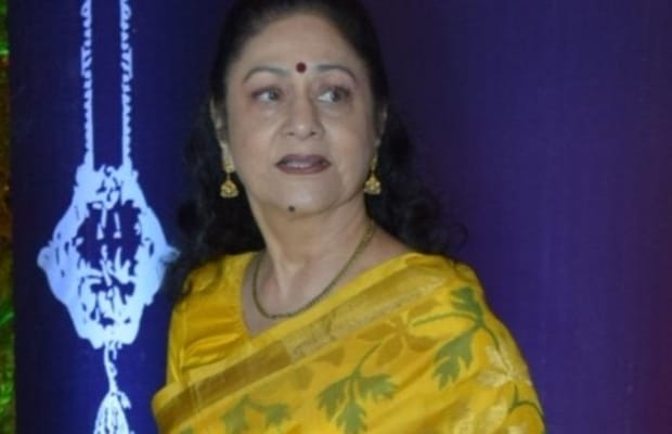 Aruna Irani looks bereaved as she arrives at crematorium for husband Kuku Kohli’s funeral