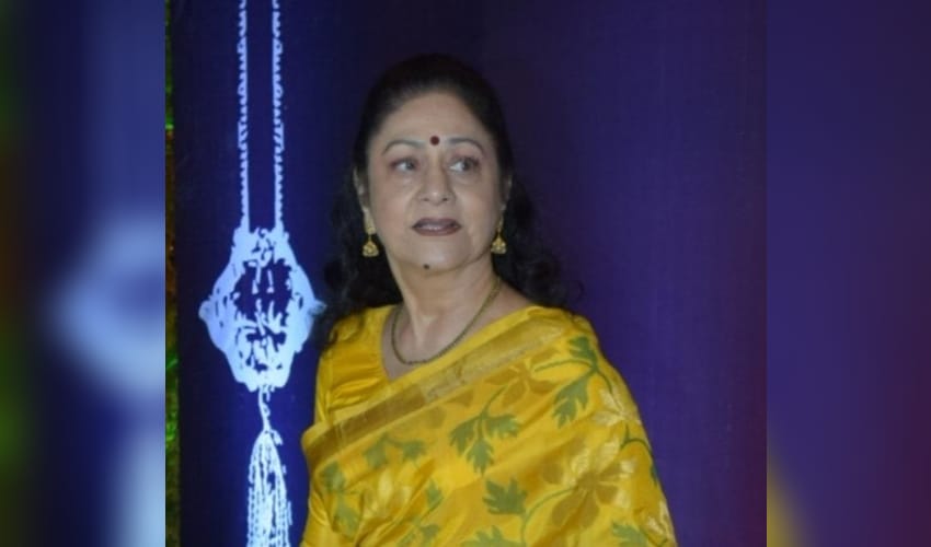Aruna Irani looks bereaved as she arrives at crematorium for husband Kuku Kohli’s funeral