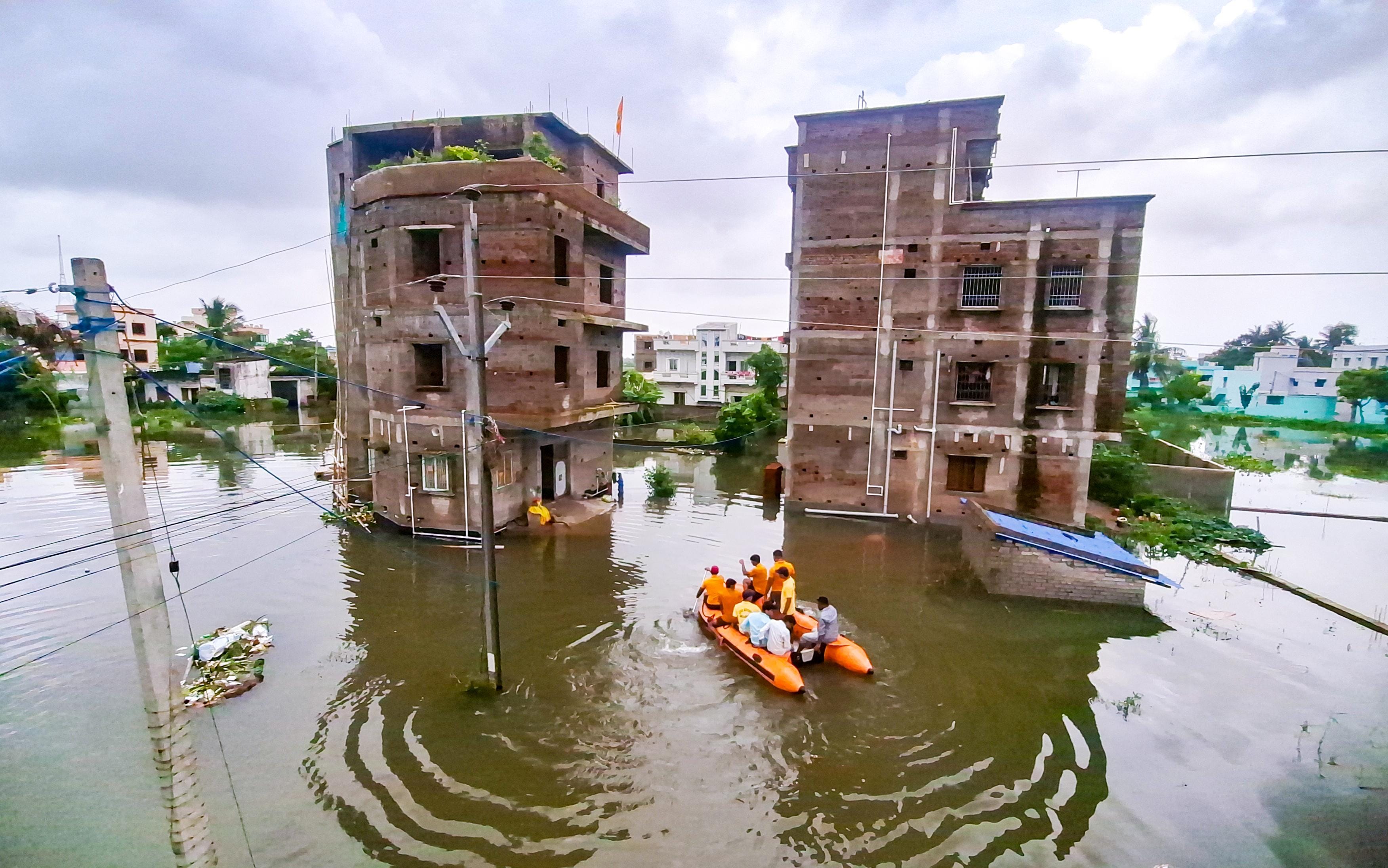 Balasore: ODRAF Evacuates Flood-Hit Residents by Speed Boat