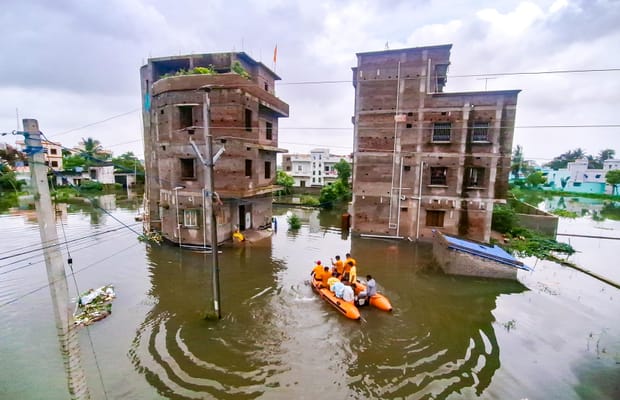 Balasore: ODRAF Evacuates Flood-Hit Residents by Speed Boat