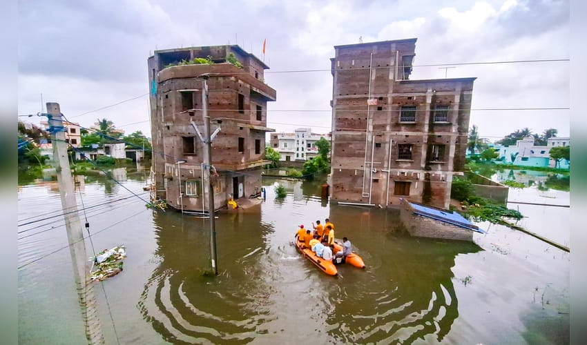 Balasore: ODRAF Evacuates Flood-Hit Residents by Speed Boat