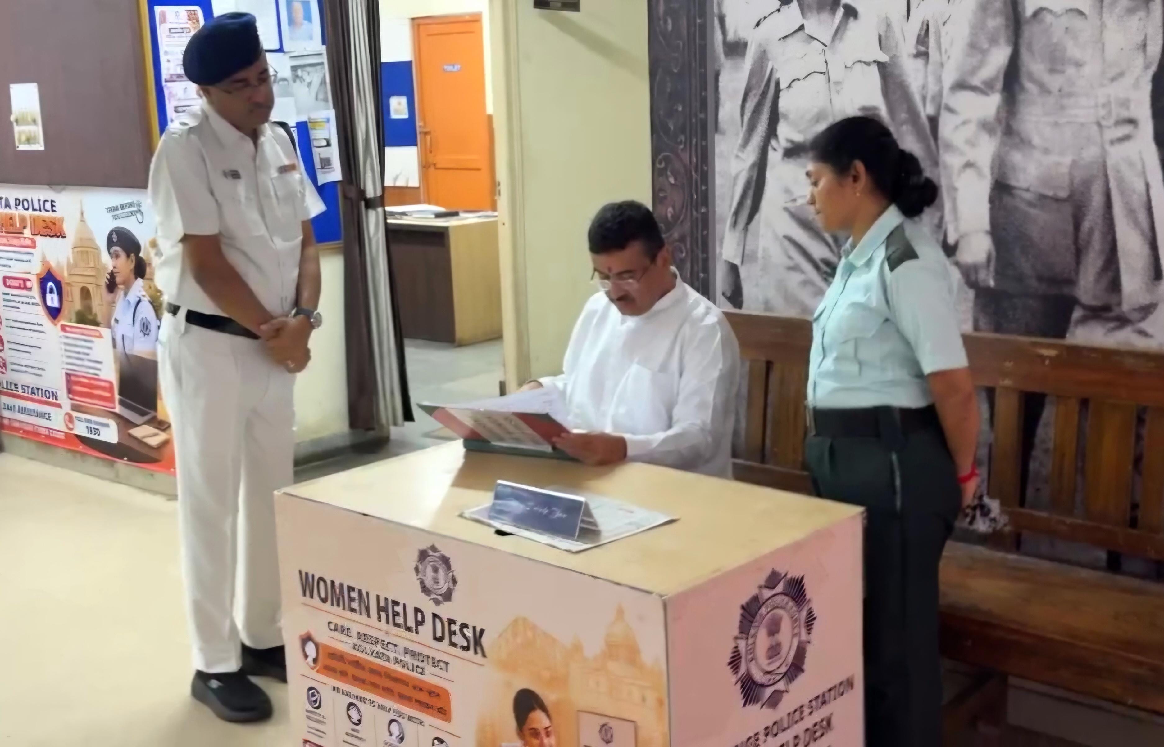 Bengal CM makes surprise visits to Fire Dept HQ, police stations (Photo: IANS)
