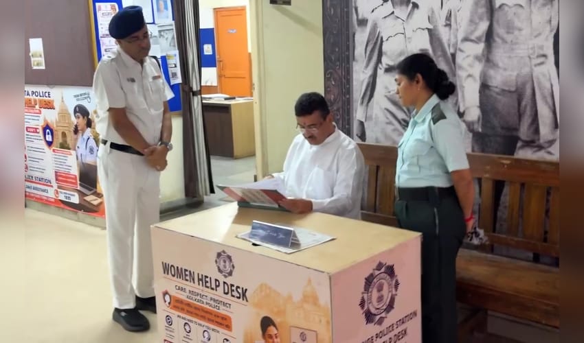 Bengal CM makes surprise visits to Fire Dept HQ, police stations (Photo: IANS)