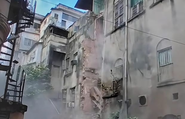 Bengal: Part of house collapses in Kolkata (Photo: IANS)