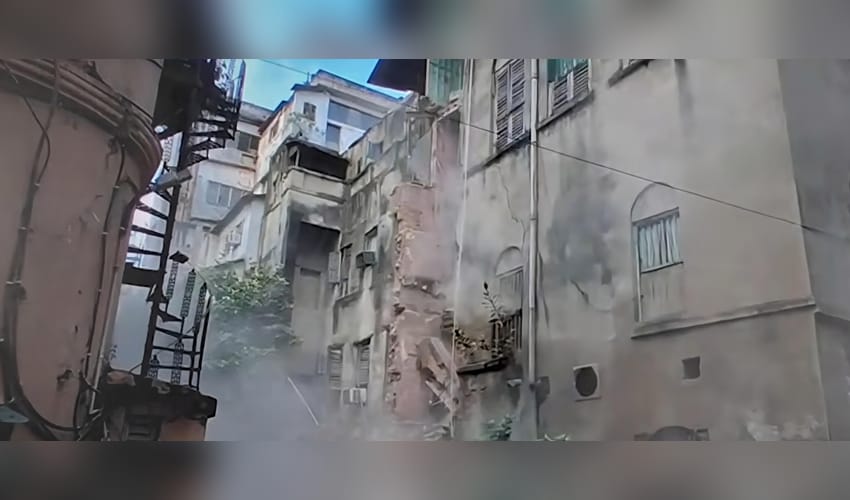 Bengal: Part of house collapses in Kolkata (Photo: IANS)