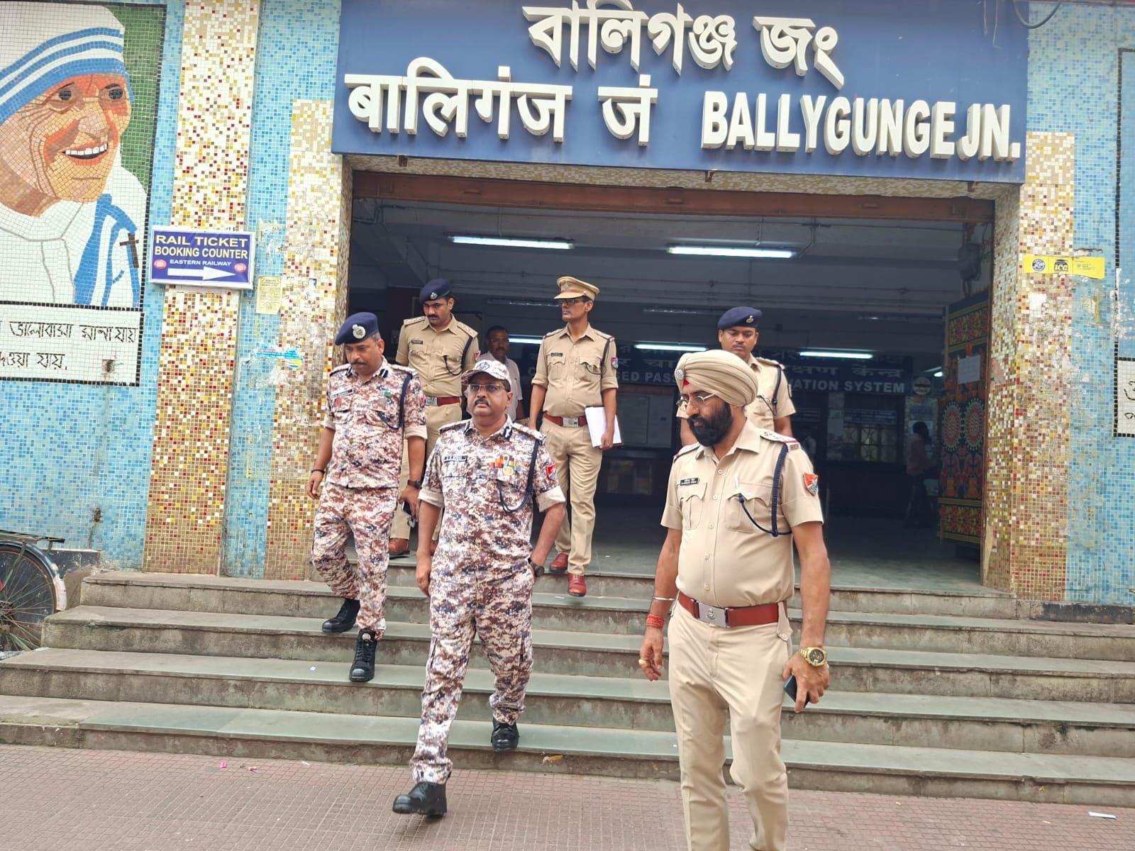 Bengal: RPF helps woman recover Rs 6.10 lakh in valuables from local train (Photo: @EasternRailway/X)