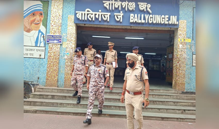 Bengal: RPF helps woman recover Rs 6.10 lakh in valuables from local train (Photo: @EasternRailway/X)