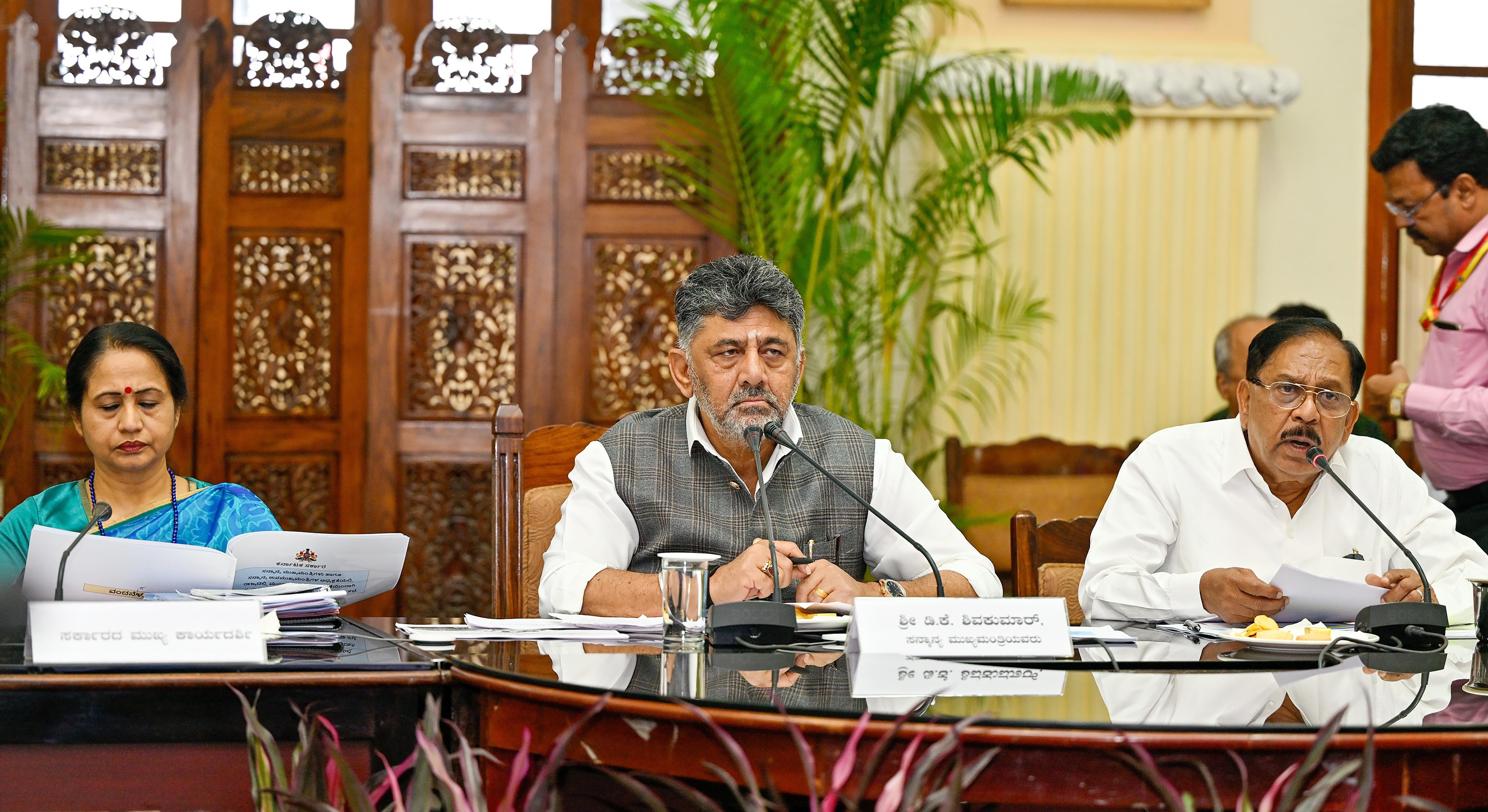 Bengaluru: CM D.K. Shivakumar reviews drought situation with DCs and CEOs