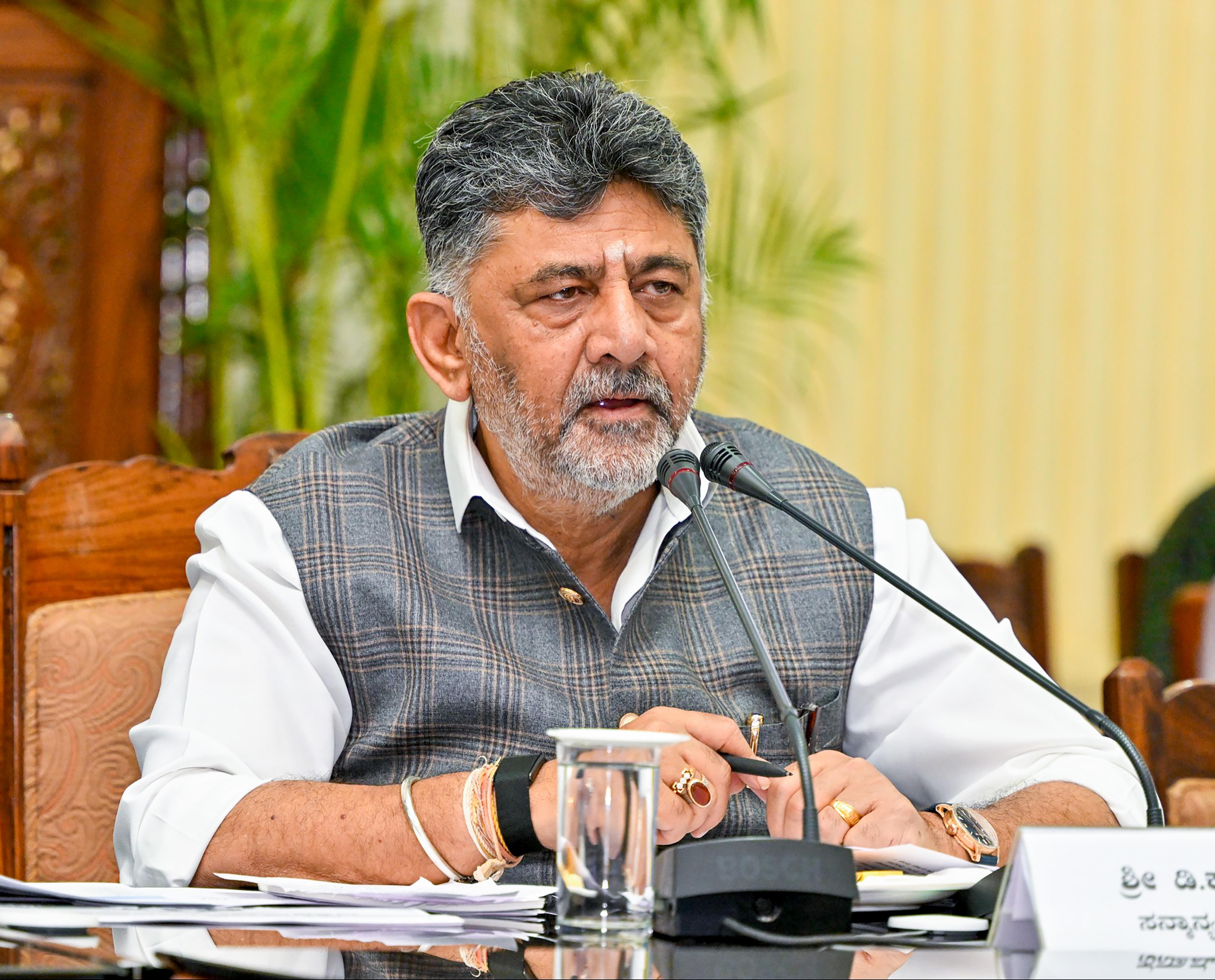 Bengaluru: CM D.K. Shivakumar reviews drought situation with DCs and CEOs