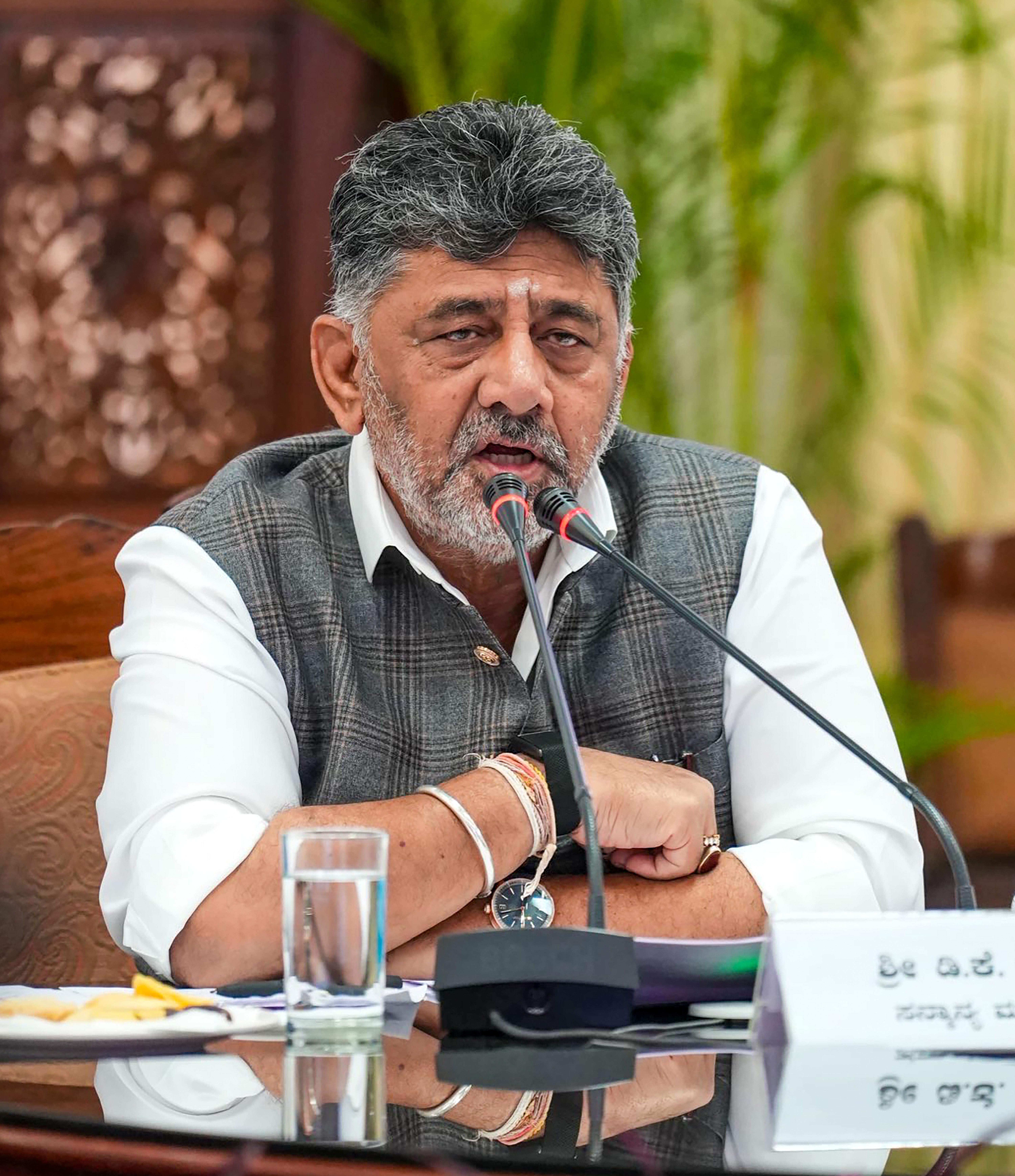 Bengaluru: CM D.K. Shivakumar reviews drought situation with DCs and CEOs