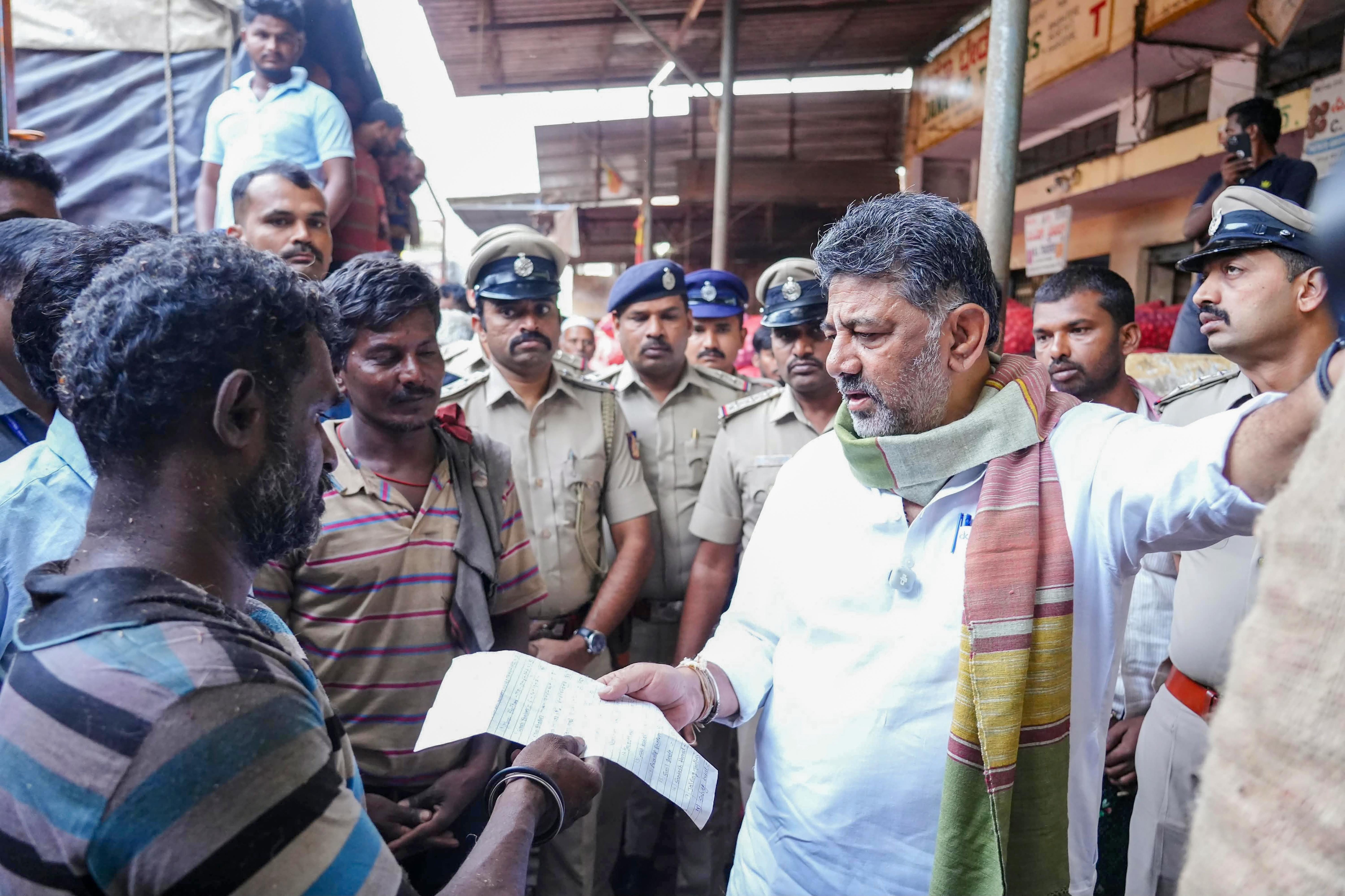 Bengaluru: DK Shivakumar Visits APMC Market