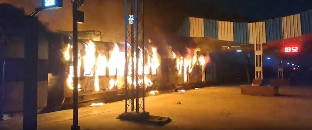 Bihar: Fire breaks out in passenger train at Simri Bakhtiyarpur station, no casualties reported