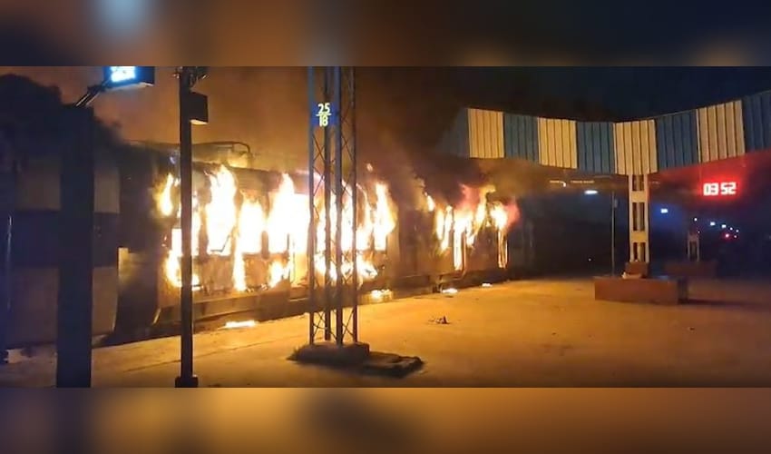 Bihar: Fire breaks out in passenger train at Simri Bakhtiyarpur station, no casualties reported