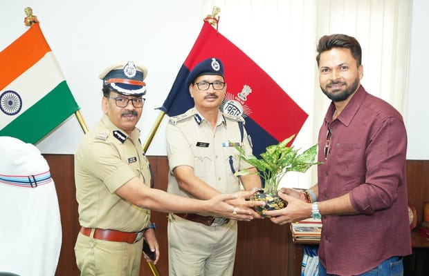 Bihar: Mukesh Kumar, Akash Deep join police after international cricket (Photo: @bihar_police/X)