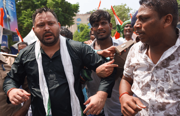 Bihar: Tejashwi Yadav backs TRE‑4 protesters, BJP hits back (Photo: IANS)