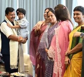 BJP Mahila Morcha workers celebrate Raksha Bandhan with party chief Nitin Nabin@NitinNabin