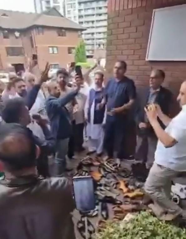British Kashmiris remove shoes outside Pakistani consulate to protest against PoK violence  
