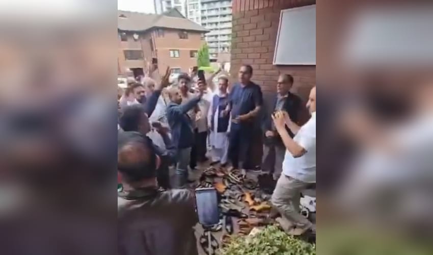 British Kashmiris remove shoes outside Pakistani consulate to protest against PoK violence
