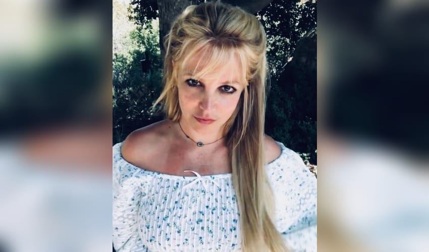 Britney Spears left eye droops down because of botched up botox procedure