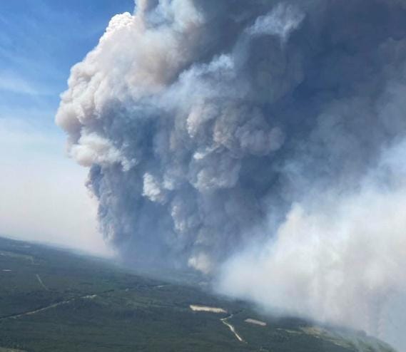 Canadian army airlifts hundreds to safety from wildfires