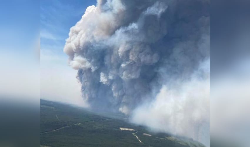 Canadian army airlifts hundreds to safety from wildfires