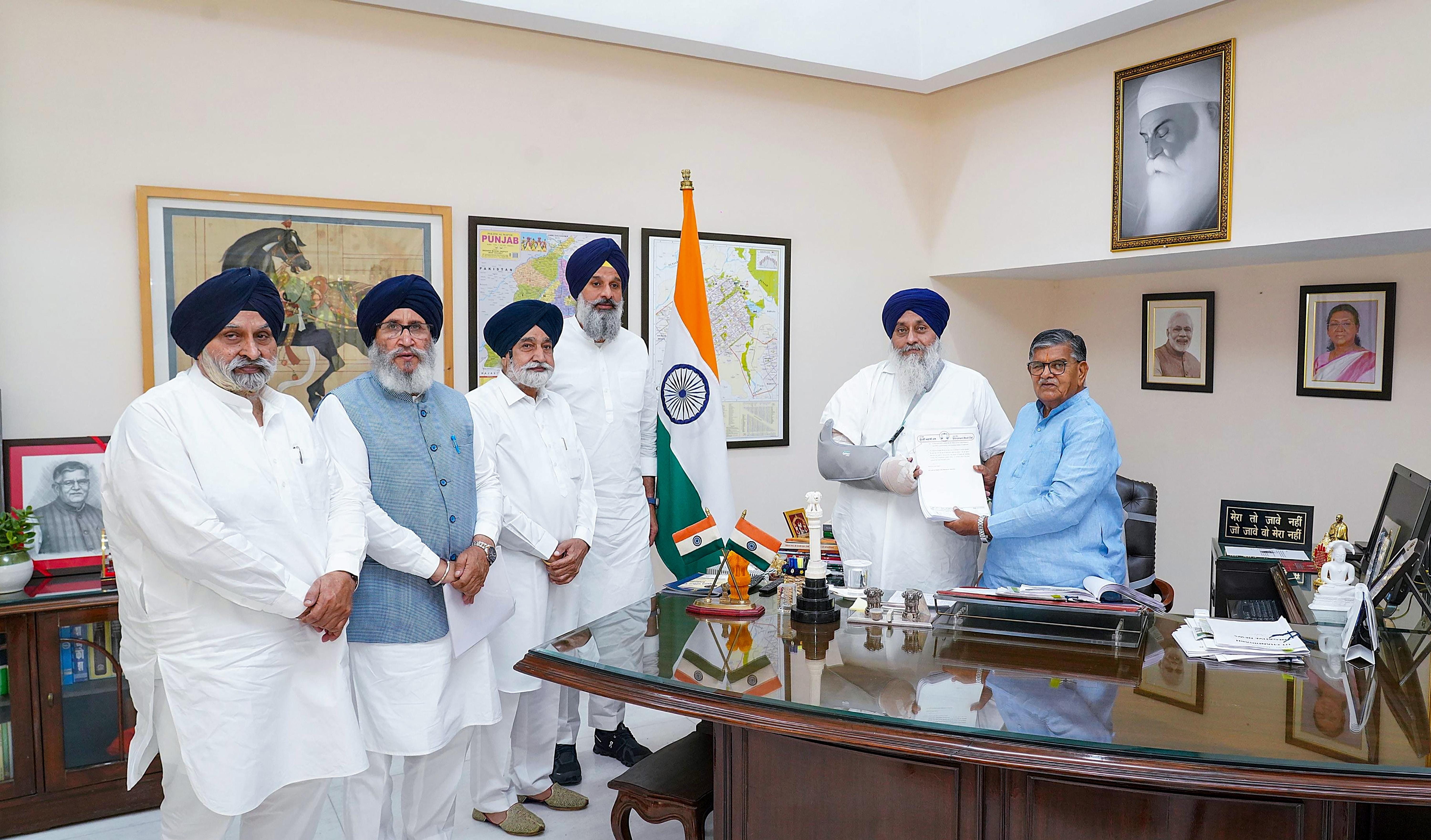 Chandigarh: SAD Delegation Meets Punjab Governor