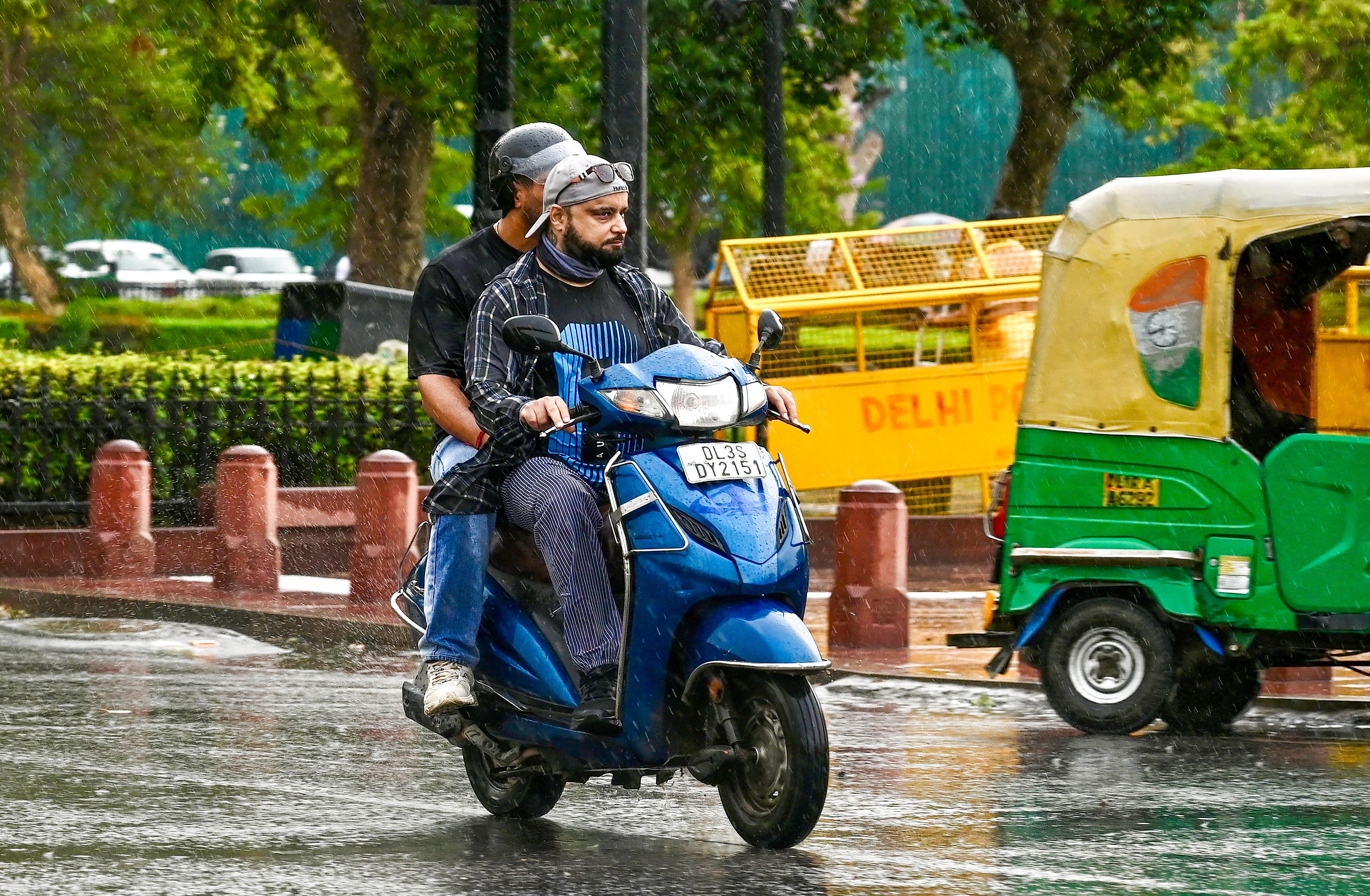 Cloudy skies, light rain likely across Delhi-NCR; temperatures to stay in mid-30s