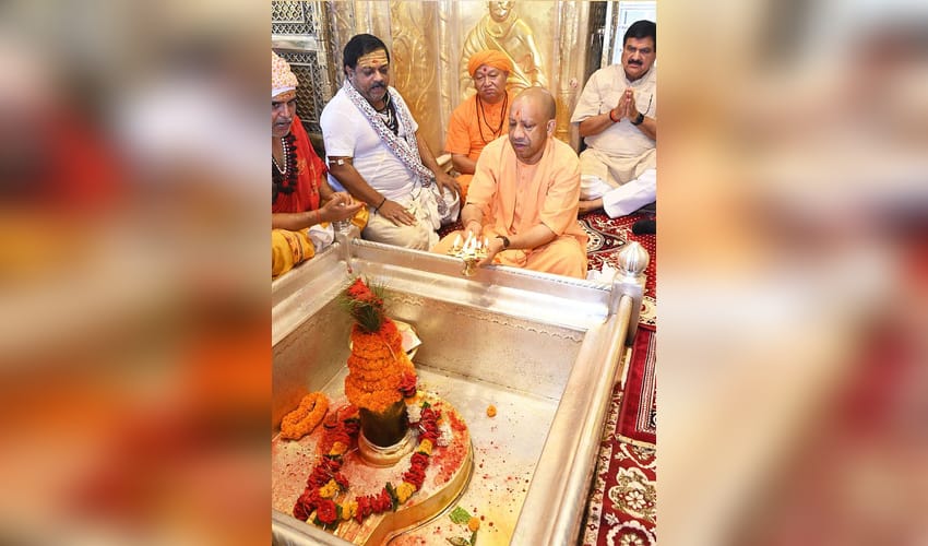 CM Yogi offers prayers at Kashi Vishwanath temple on first day of Sawan
